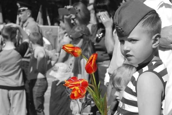 Мальчик поздравляет ветеранов с Днем победы и хочет дать fl — стоковое фото