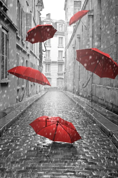 Красные зонтики летающие на улице. концептуальные изображения — стоковое фото