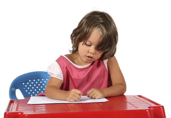 Маленькая девочка рисует с карандашами — стоковое фото