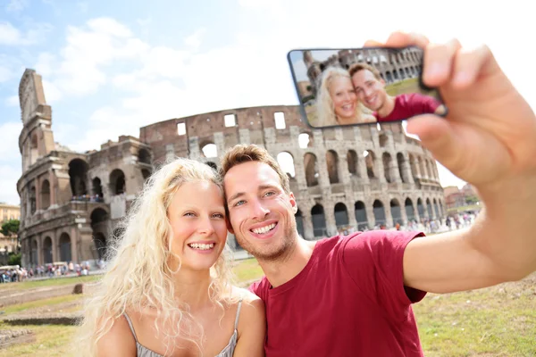Пара туристов на поездки в Риме Колизей — стоковое фото
