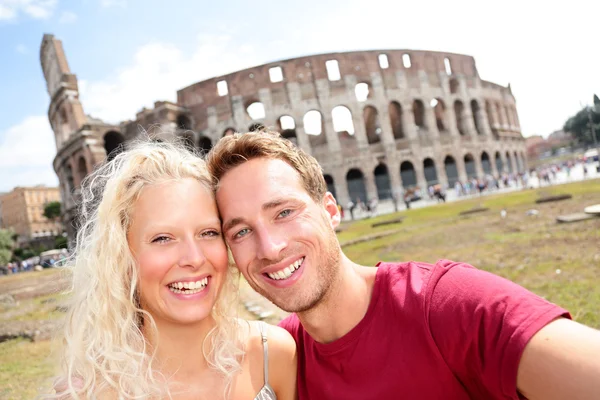 Туристическая пара в Риме большим стадионом на путешествии — стоковое фото