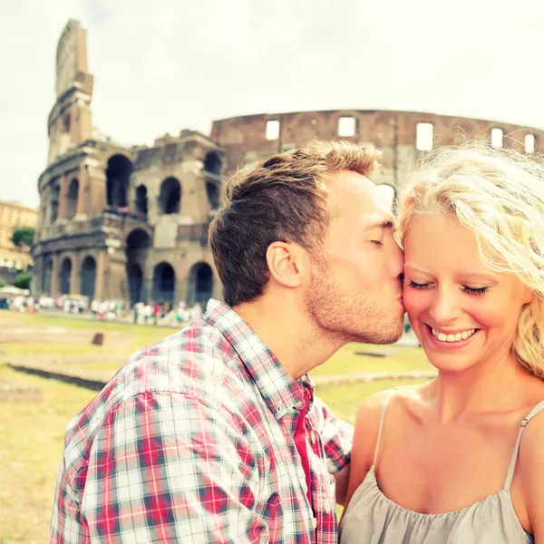 Любовь - пара поцелуев весело провести время в Риме Колизей — стоковое фото