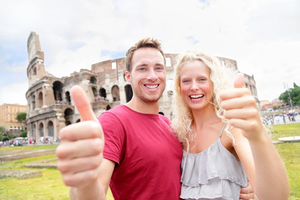 Пара Счастливые путешествия в Рим, Колизей в любви — стоковое фото