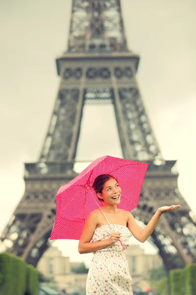 Эйфелева башня Париж женщина — стоковое фото