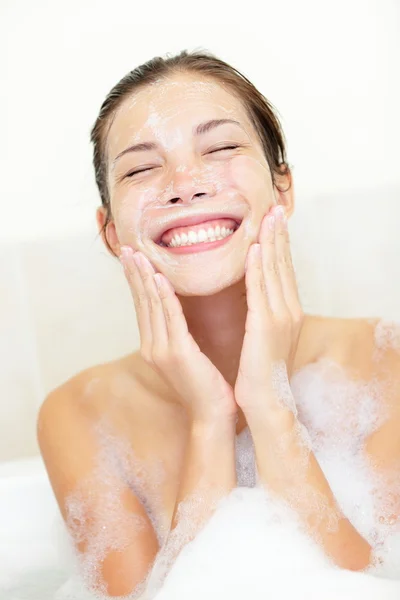 Стиральная лицо женщины в бане — стоковое фото