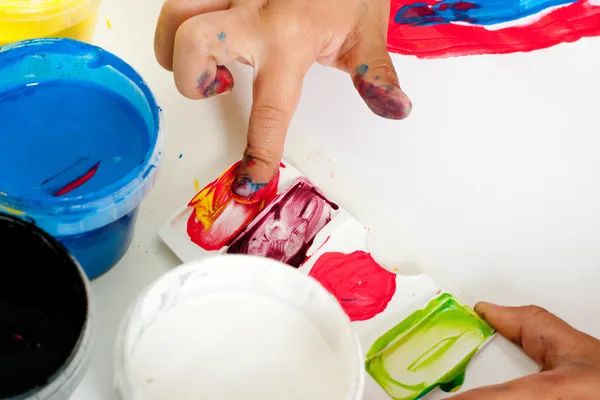 Рука ребенка картина с пальцами — стоковое фото