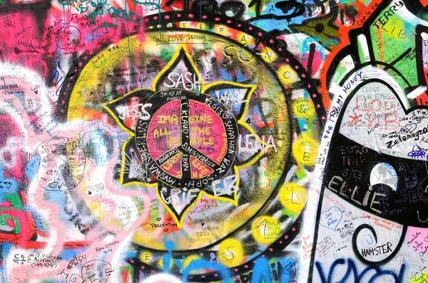 Красочные граффити в Джон Леннон стены в Праге — стоковое фото
