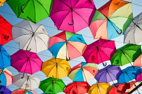 Красочные зонтики в небе — стоковое фото