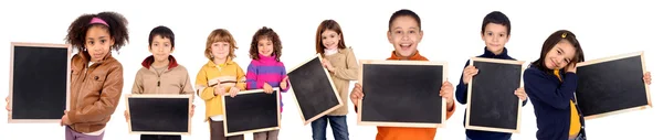 Маленькие дети, держа доску черный — стоковое фото