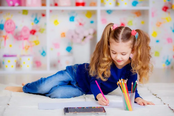 Счастлива девочка рисует с цветными карандашами — стоковое фото