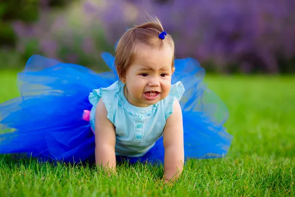 Плачет маленькая девочка в парке — стоковое фото