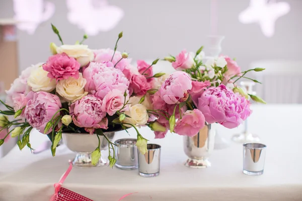Красивый яркий букет пион свадьба таблицы в Ваза — стоковое фото