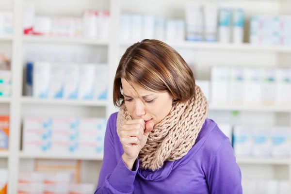 Больная женщина в аптеке — стоковое фото