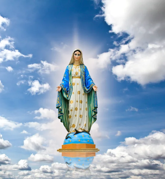 Статуя Девы Марии на фоне неба — стоковое фото