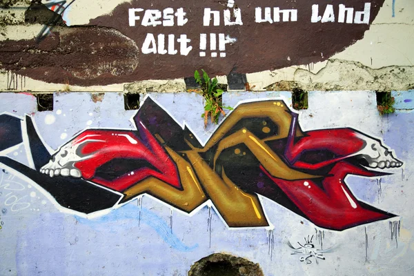Стены покрыты граффити — стоковое фото