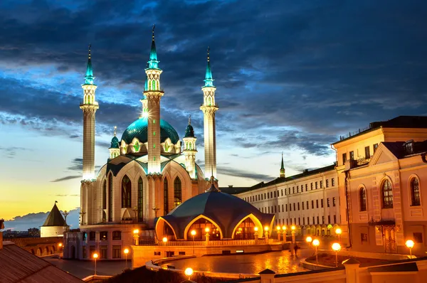 Мечеть «Кул Шариф» в ночное время в Казанском Кремле, Татарстан, Россия — стоковое фото