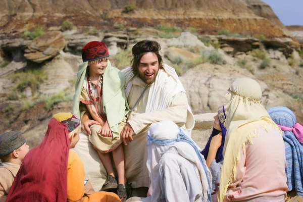 Иисус проводит время с детьми — стоковое фото
