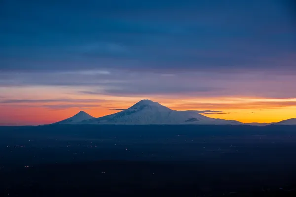 Гора Арарат знаменитый, символ Армении, во время драматического заката — стоковое фото