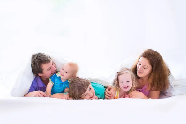 Счастливый большая семья в спальне — стоковое фото