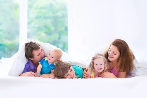 Счастливый большая семья в спальне — стоковое фото