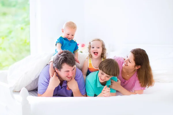 Счастливый большая семья в постели — стоковое фото