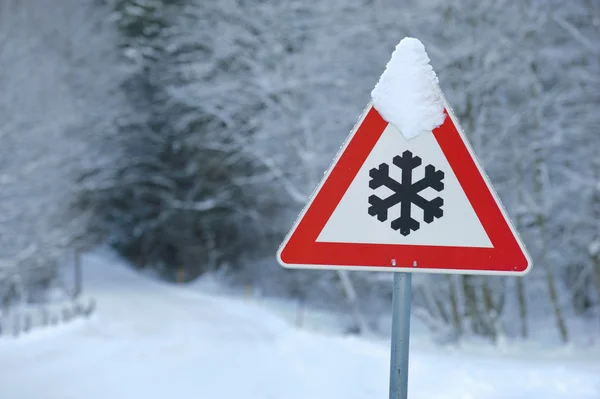 Дорожный знак предупреждает снега и льда — стоковое фото