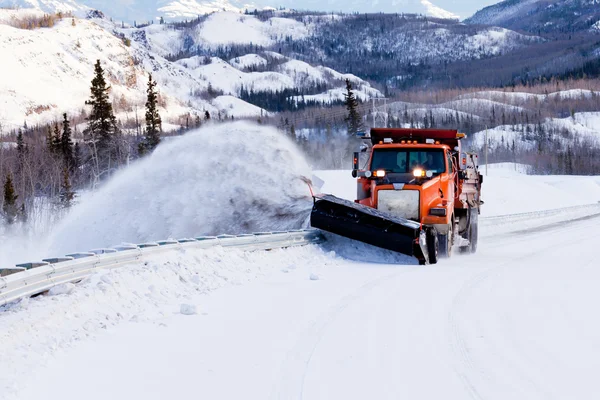 Снег Плуг расчистки дороги в зимний шторм blizzard — стоковое фото