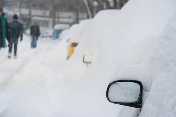 Крупный снег запинается за автомобили и падает — стоковое фото