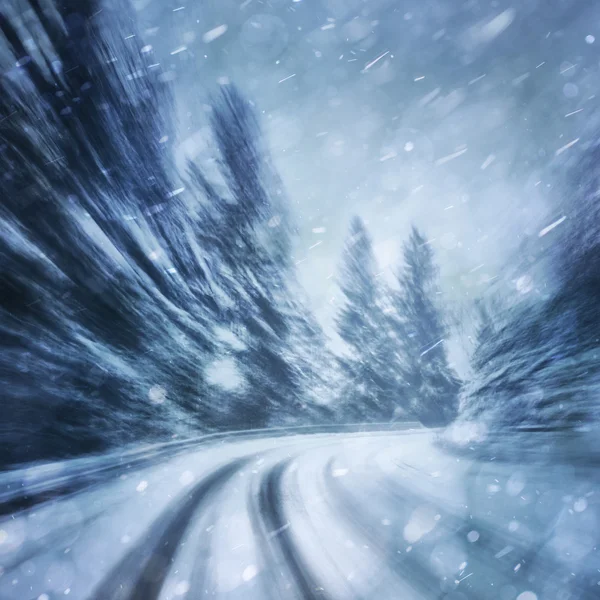 Опасные зима снегопада дорога вождение — стоковое фото