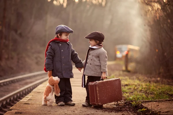 Два мальчика на железнодорожной станции, ждущей поезда — стоковое фото