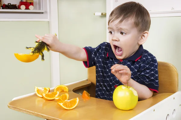 Маленький мальчик, играя с его плоды — стоковое фото