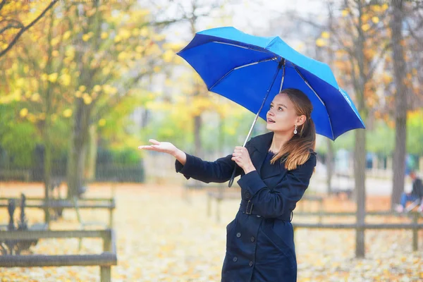 Молодая женщина с голубой зонтик в Сад Люксембурга в Париже осенью или весной дождливый день — стоковое фото