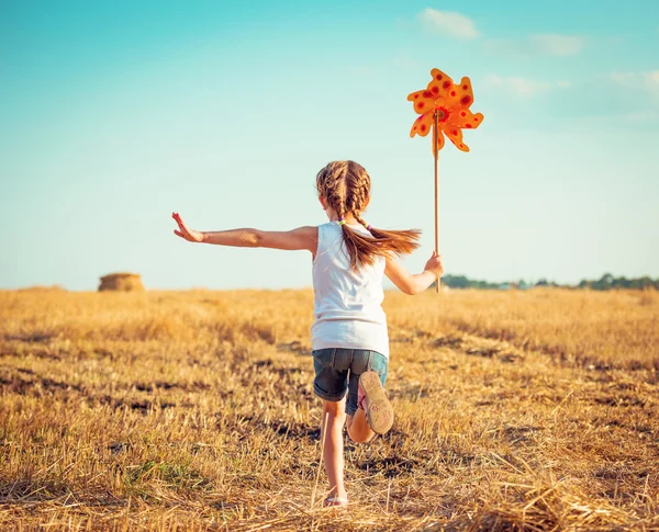 Милая маленькая девочка с ветряной мельницы — стоковое фото