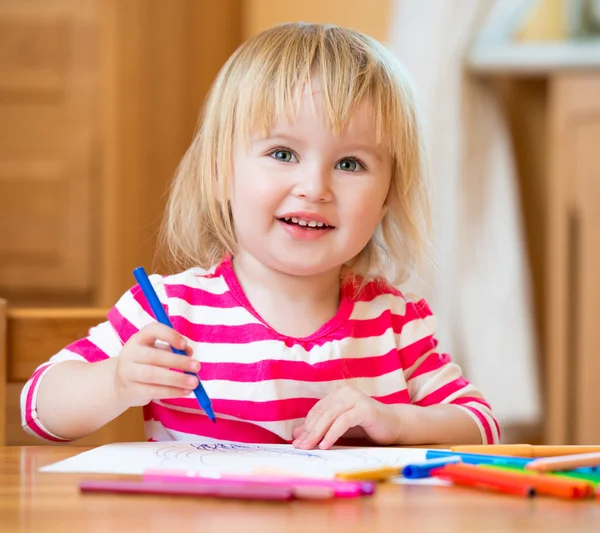 Маленькая девочка рисует фломастеры — стоковое фото
