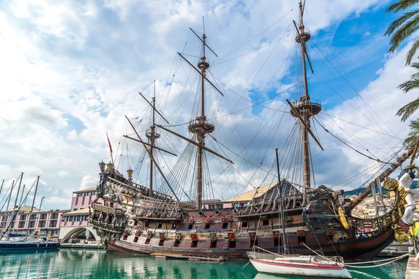 Старый деревянный корабль в Генуе, Италия — стоковое фото