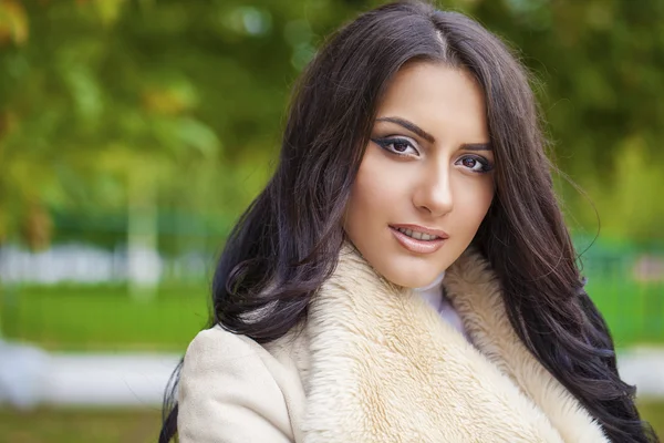 Лицевой Портрет красивые арабские женщины тепло одетый Открытый — стоковое фото