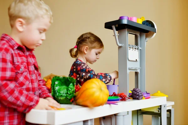 Дети играют игрушек кухня — стоковое фото