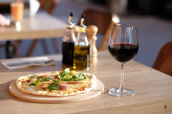 Пицца и красного вина в ресторане — стоковое фото
