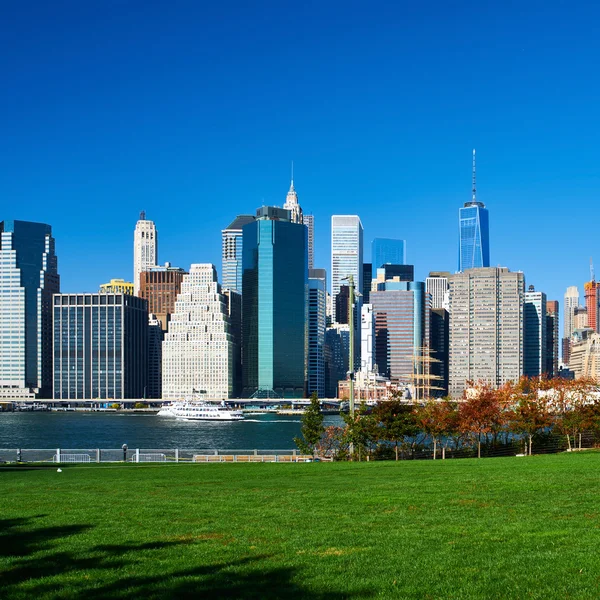 Нижний Манхэттен горизонт вид из Бруклина — стоковое фото