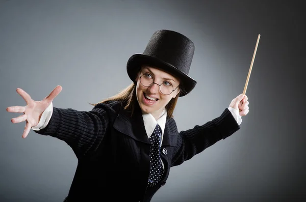 Гарри Поттер девушка с волшебной палочки против серый — стоковое фото
