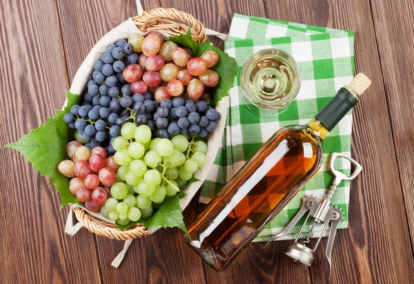 Виноград, белое вино и штопор — стоковое фото