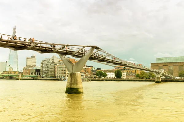 Мост тысячелетия в Лондоне через Темзу — стоковое фото