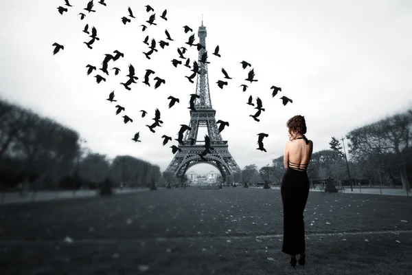 Стильная девочка стоит в центре Парижа — стоковое фото