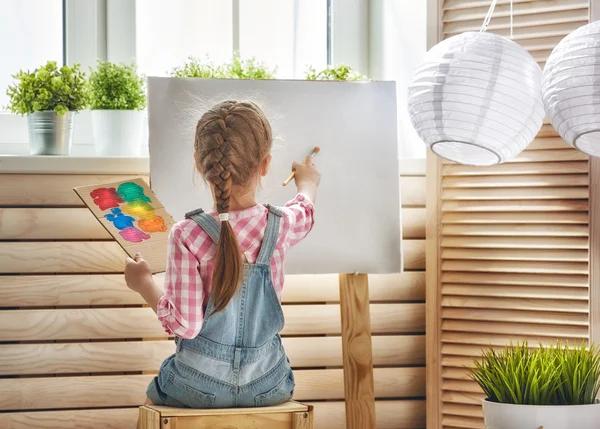 Ребенок рисует красками — стоковое фото