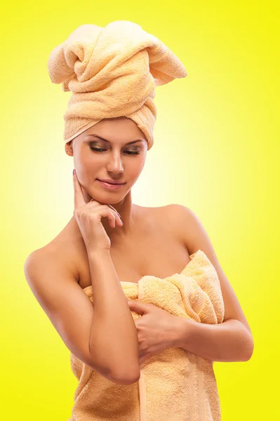 Портрет крупным планом молодой красивой женщины, после ванны — стоковое фото