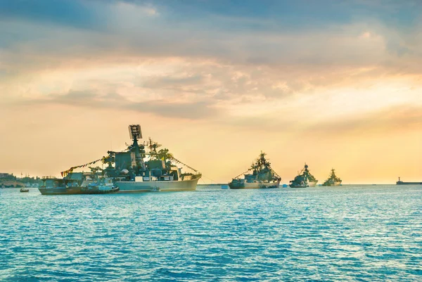 Военные корабли в бухте море — стоковое фото