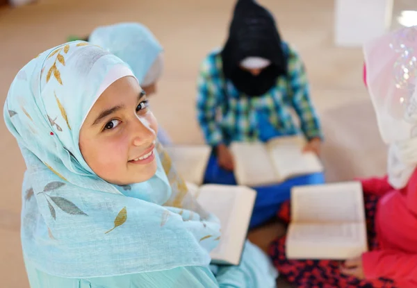 Дети мусульманской арабском чтение Корана в мечети — стоковое фото