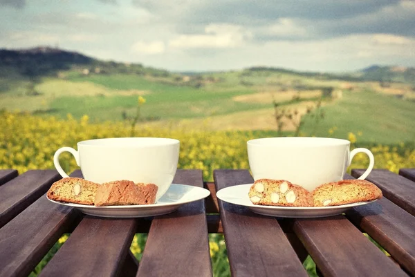 Кофейные чашки и cantuccini в тосканской — стоковое фото