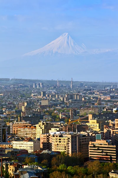 Легендарная гора Арарат и город Ереван — стоковое фото
