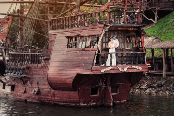 Невеста и жених на деревянный корабль — стоковое фото